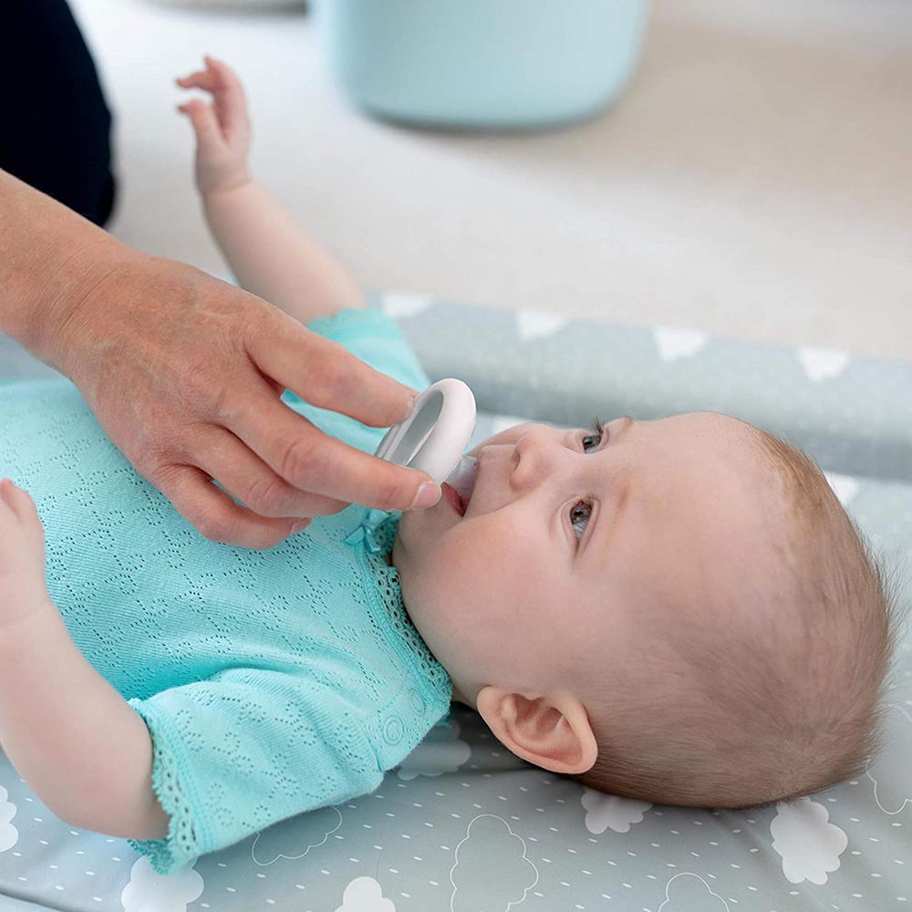 Tommee Tippee Closer to Nature white breast-like soother for 6-18 months