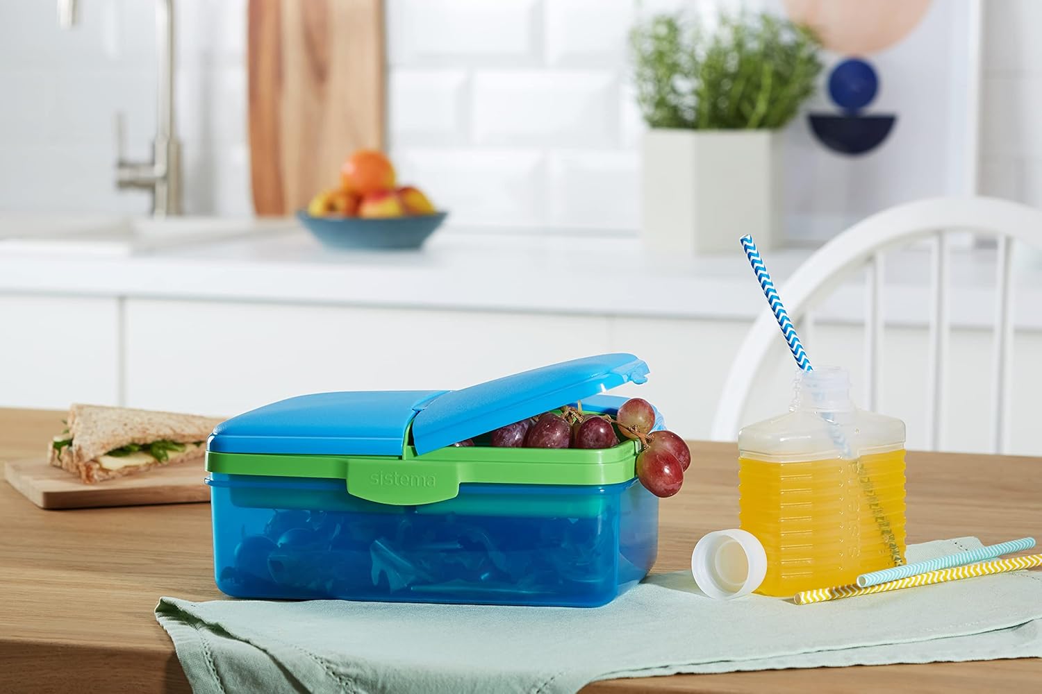 Sistema Slimline Quaddie 1.5L lunch box in blue with green handle