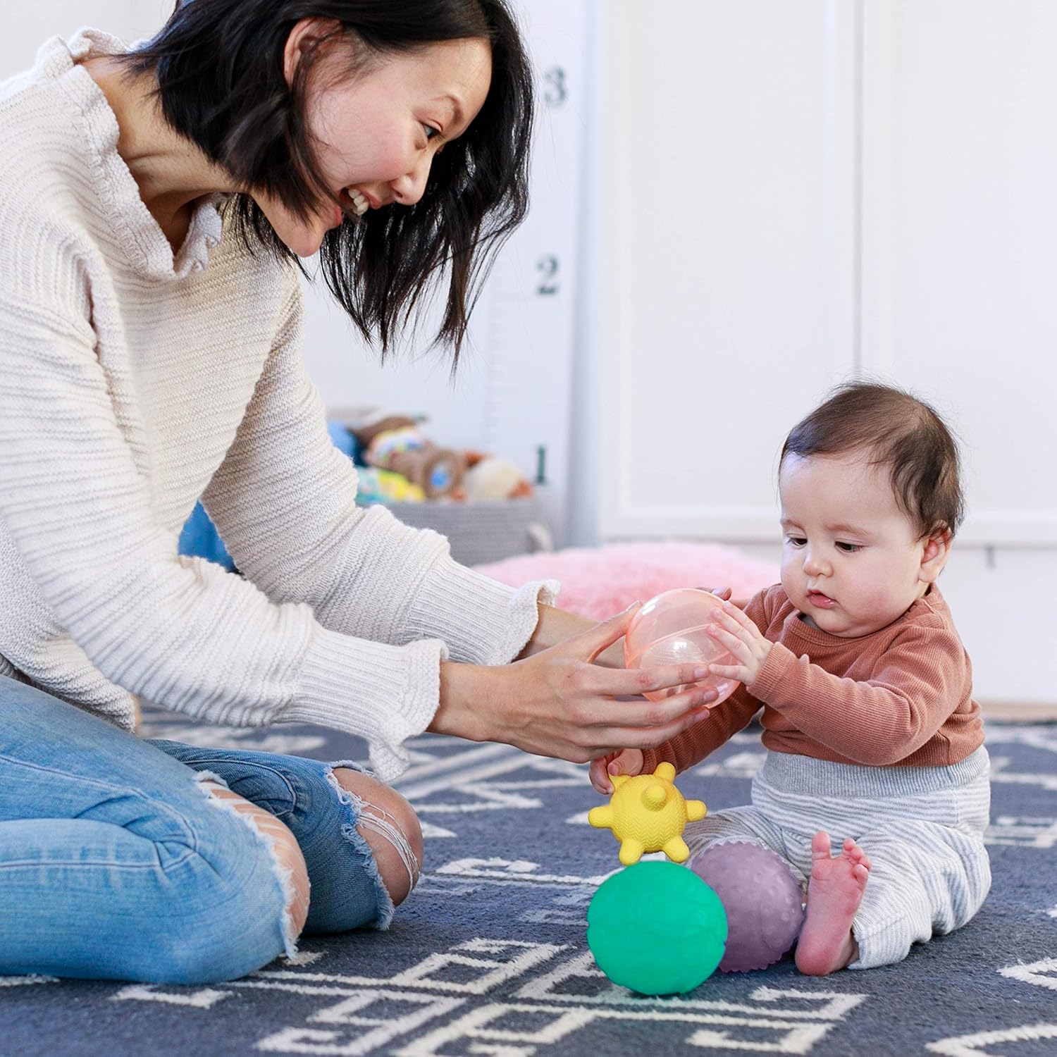 Infantino Activity Ball Set with music and lights, coloured spheres and yellow star toy