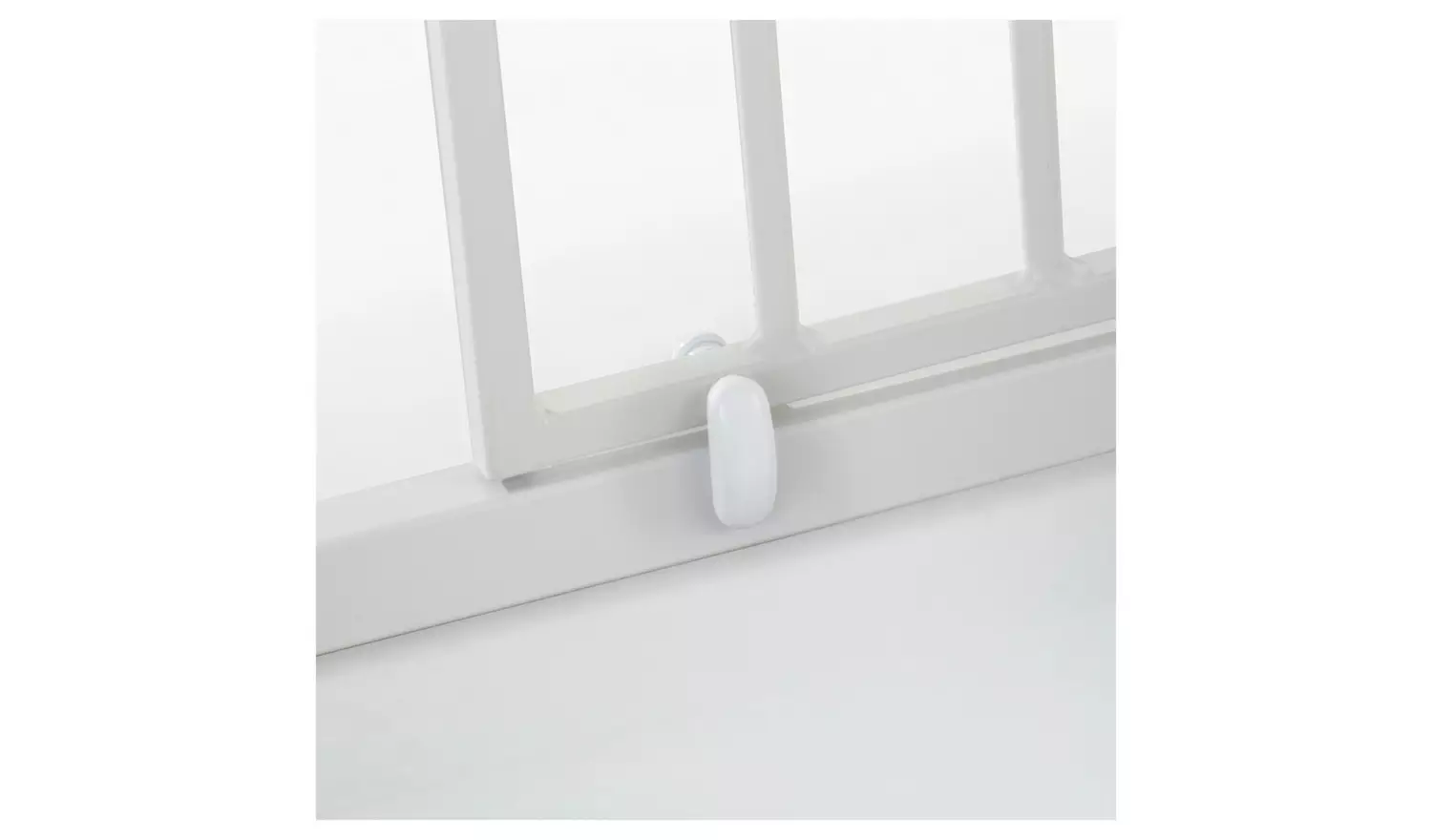 Munchkin Lindam Easy Fit Extra Tall white safety gate with lock mechanism