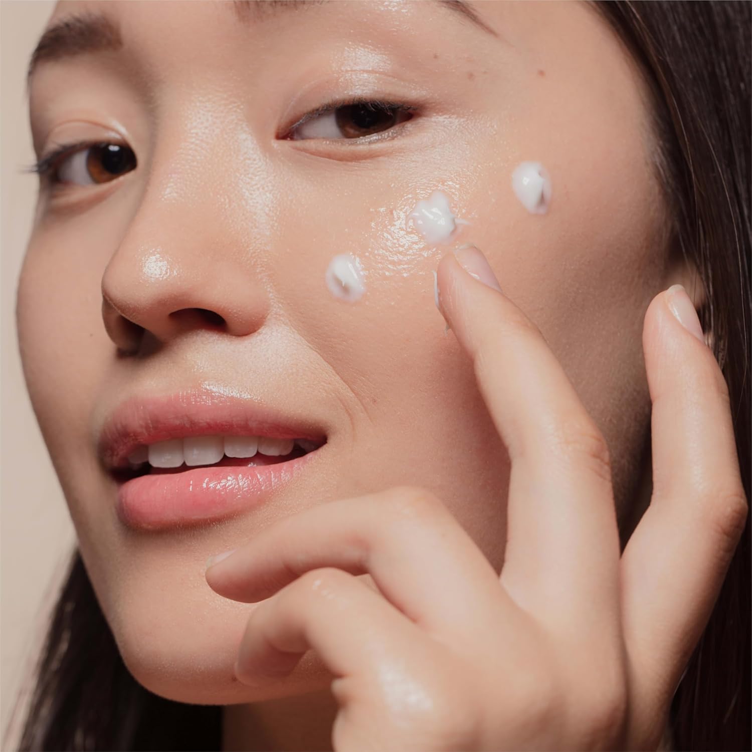 Neutrogena Oil-Free Acne Pink Grapefruit Moisturizer 118ml being applied to skin