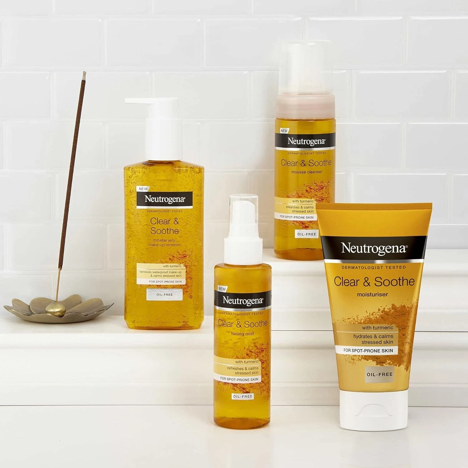 Neutrogena Clear & Soothe toning mist spray bottle with turmeric, 125ml
