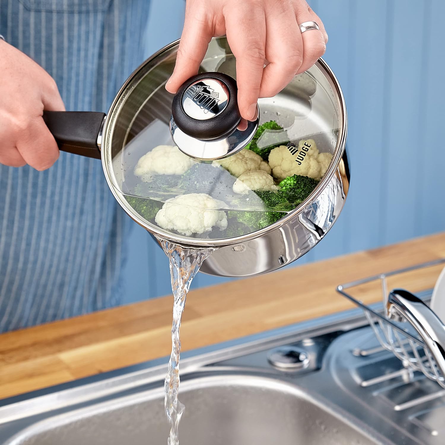 Judge Vista Original stainless steel saucepan with glass lid and black handle