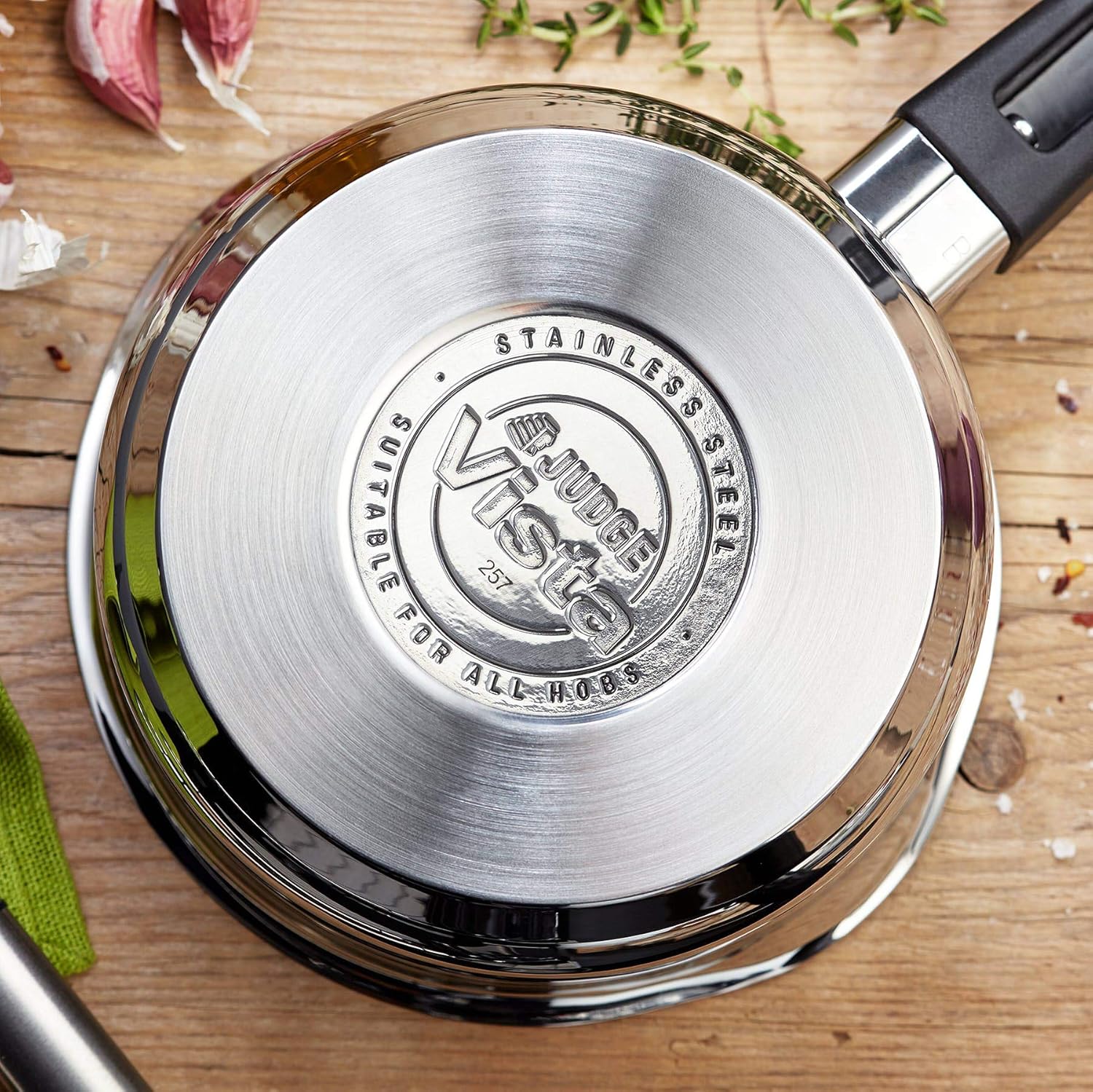 Judge Vista Draining 16cm non-stick saucepan 1.5L stainless steel base view