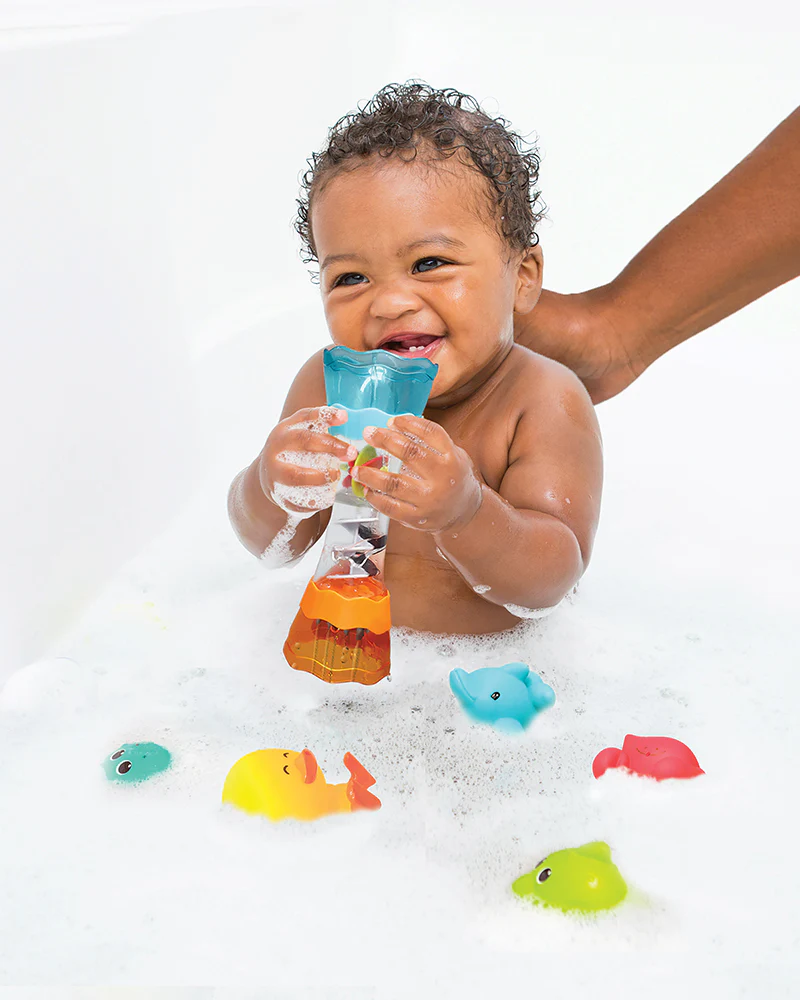 Infantino Splish and Splash 17-piece bath toy set with pouring cup and colourful animals