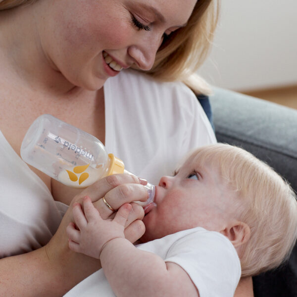 Medela SpecialNeeds Feeder 150ml clear bottle with yellow logo